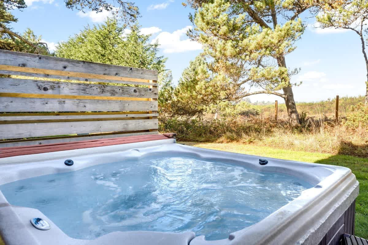 Blue Heron: Modern Retreat, Hot Tub, Chef Kitchen — photo 3