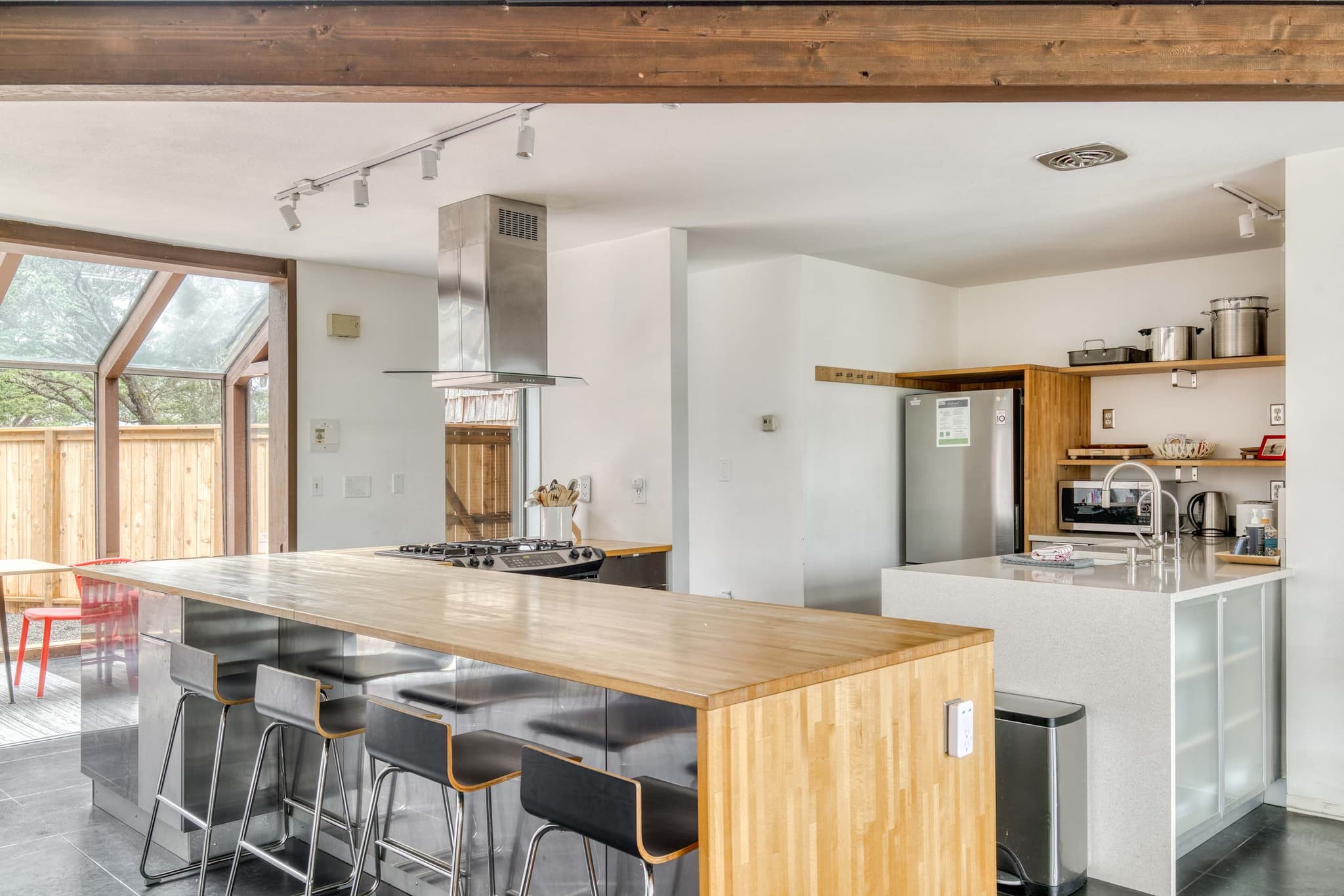 Blue Heron: Modern Retreat, Hot Tub, Chef Kitchen — photo 2