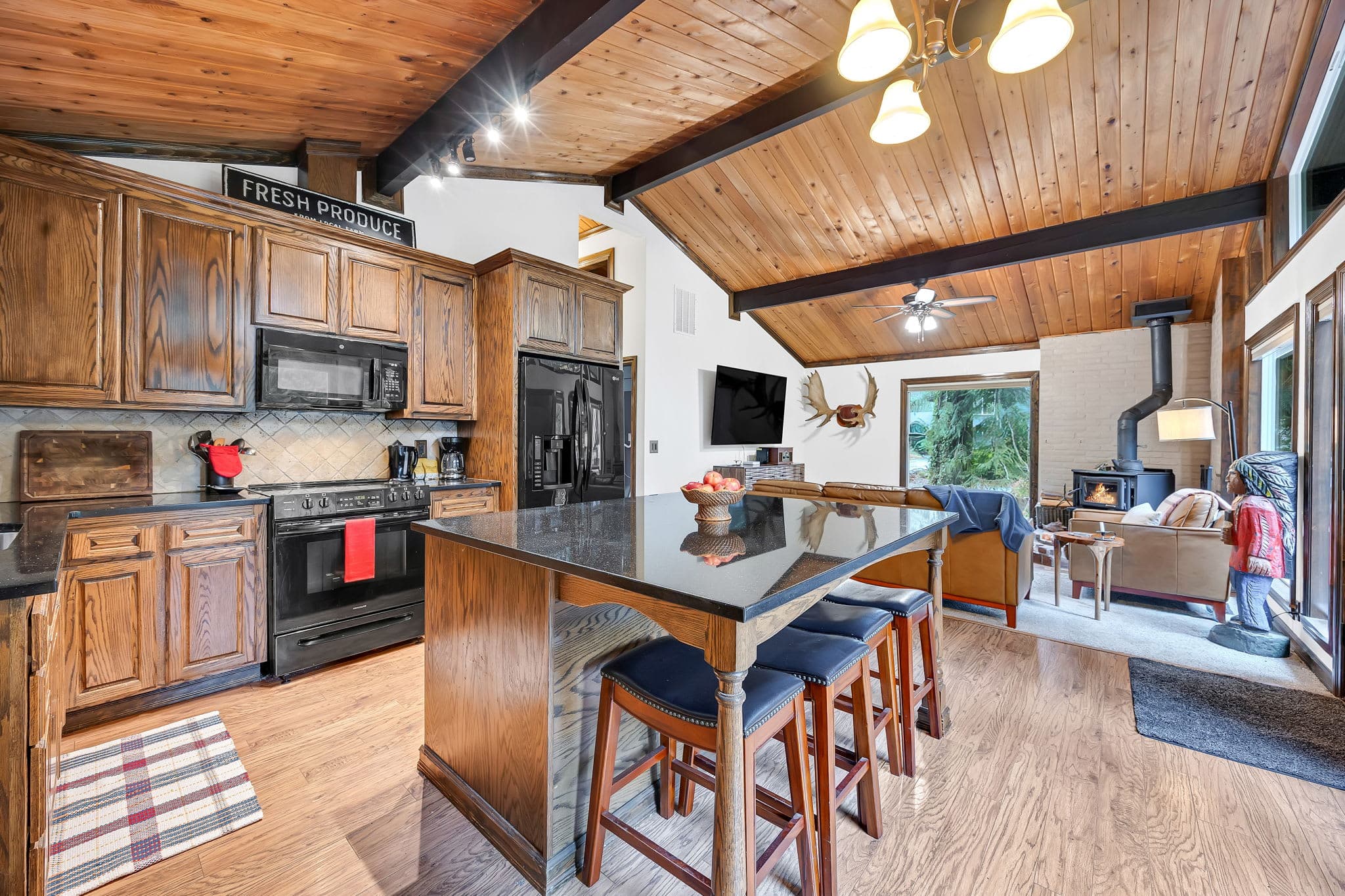 Chalet Seraphina - Cozy Pet Friendly Home With Hot tub — photo 3