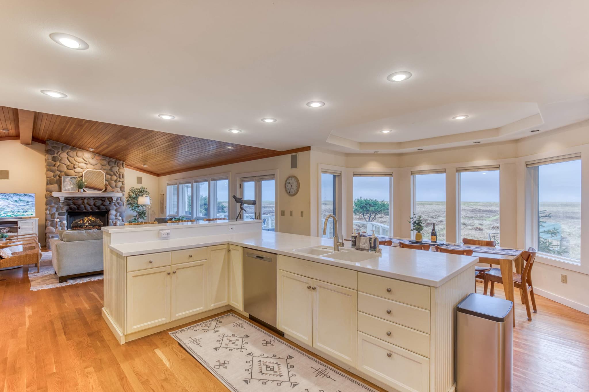 Elk Ridge - Lux Oceanfront Family Retreat Hot Tub — photo 1