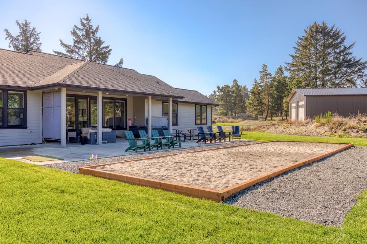 Gearhart Getaway: Hot Tub + Walk to the Beach — photo 4