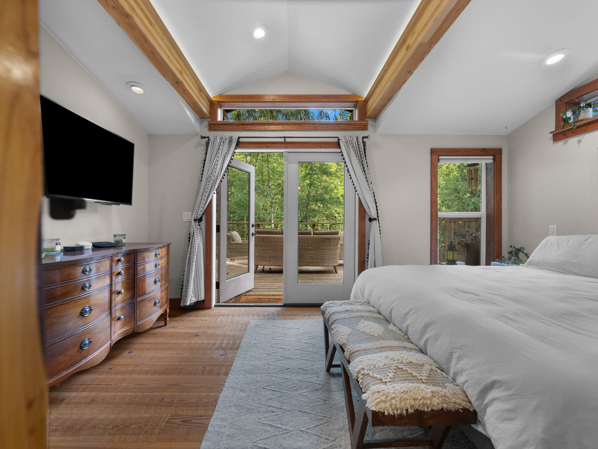 Howard's Hideaway Riverfront Pet Friendly Cabin — photo 3