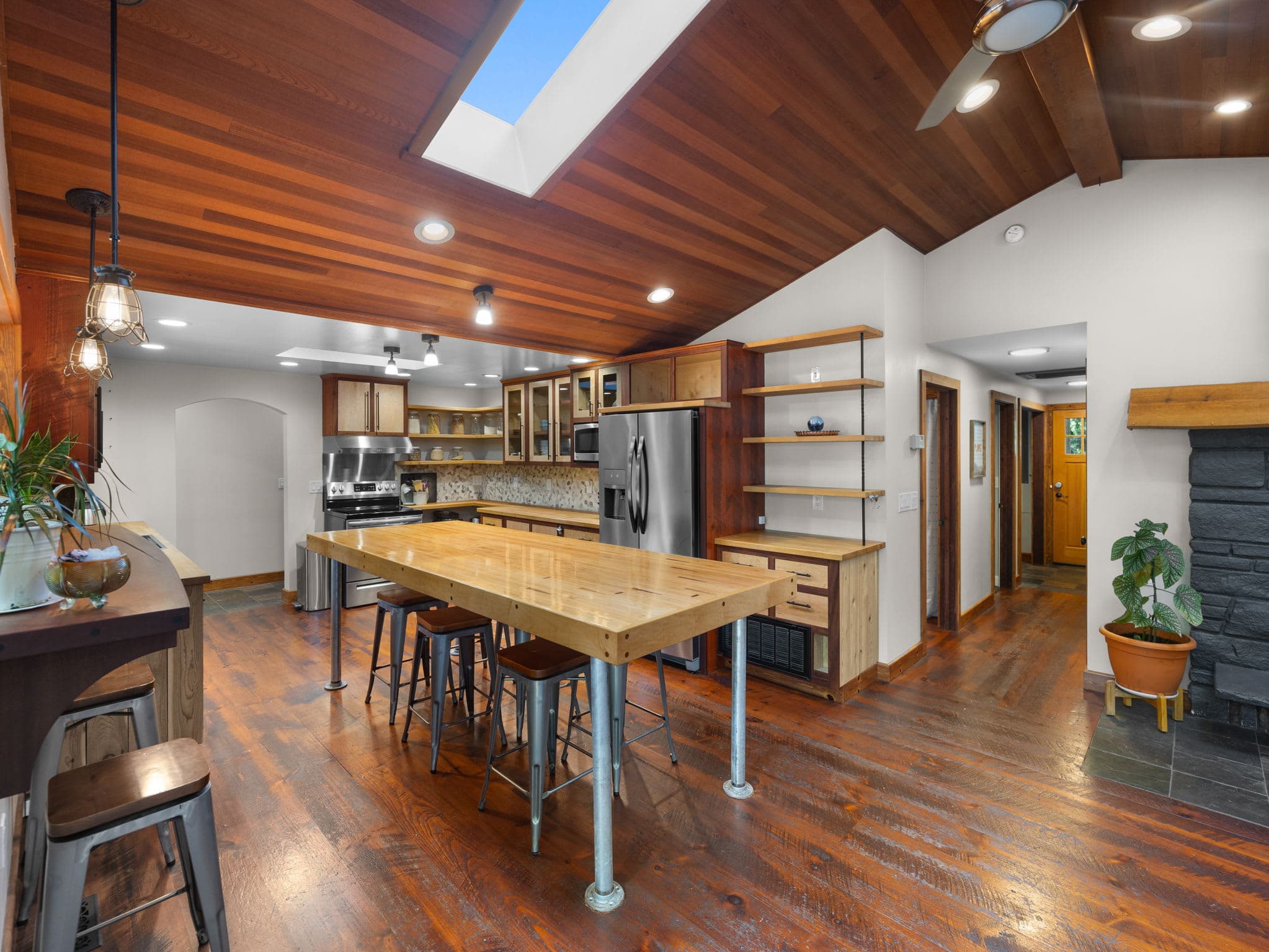 Howard's Hideaway Riverfront Pet Friendly Cabin — photo 4