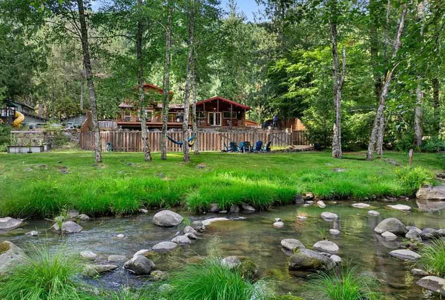 Howard's Hideaway Riverfront Pet Friendly Cabin — photo 1
