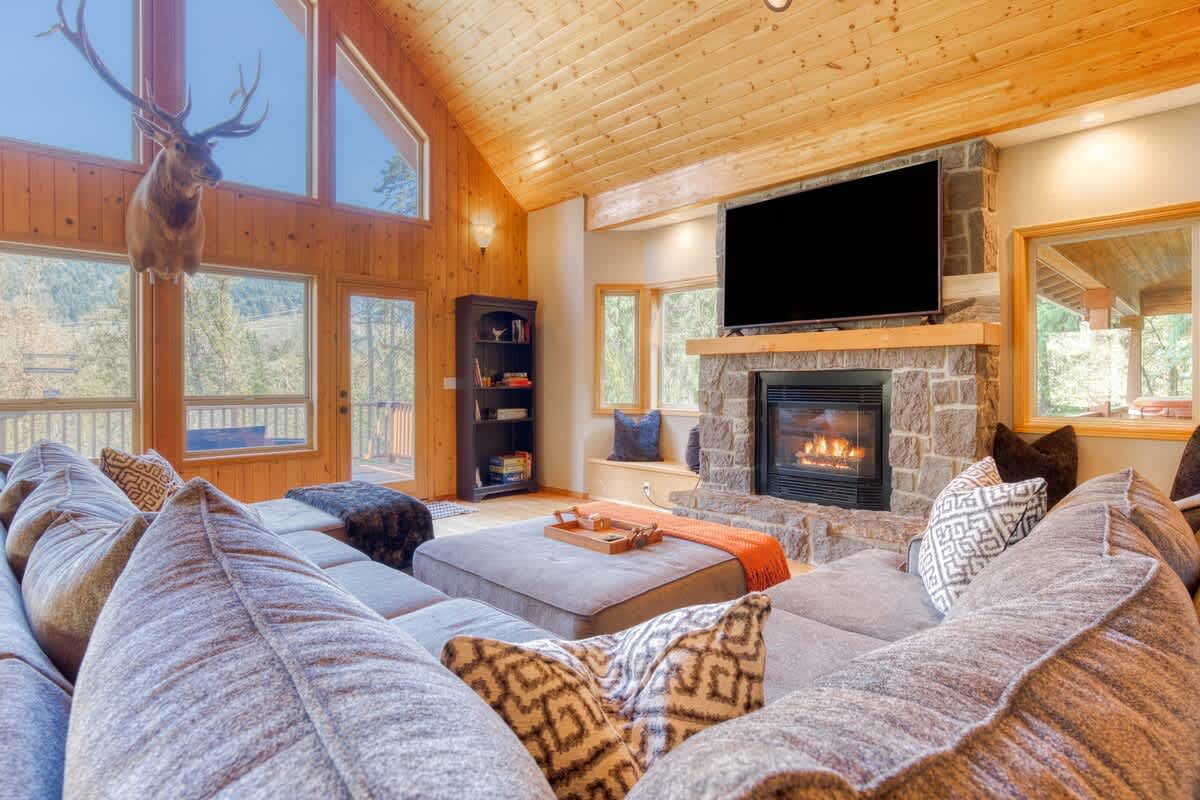 Iron Mountain Lodge Hot Tub and Game Room — photo 2