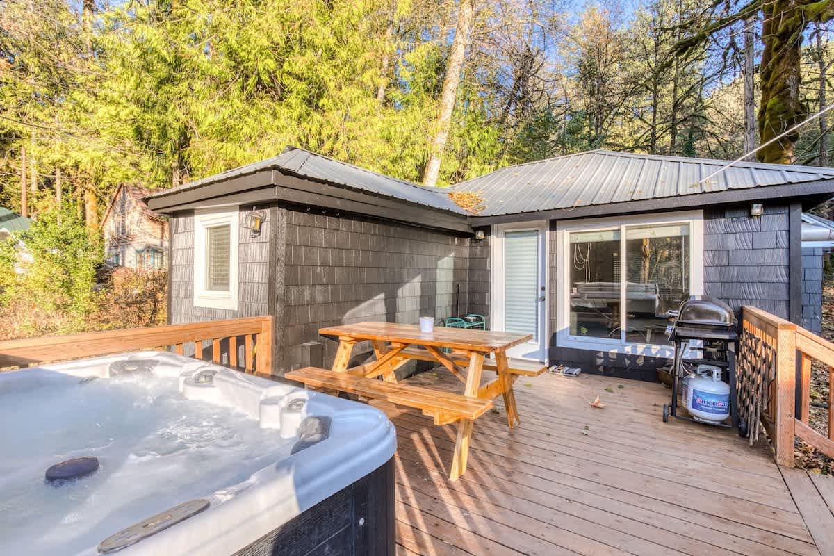 Lolo Bungalow - Private hot tub, riverfront access — photo 2