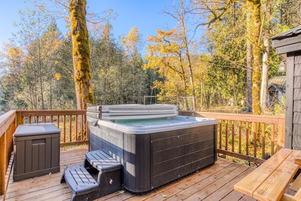 Lolo Bungalow - Private hot tub, riverfront access — photo 5