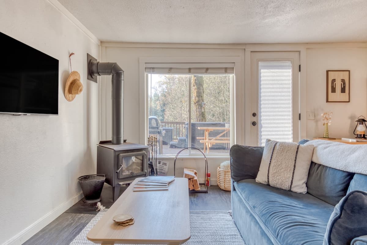 Lolo Bungalow - Private hot tub, riverfront access — photo 4