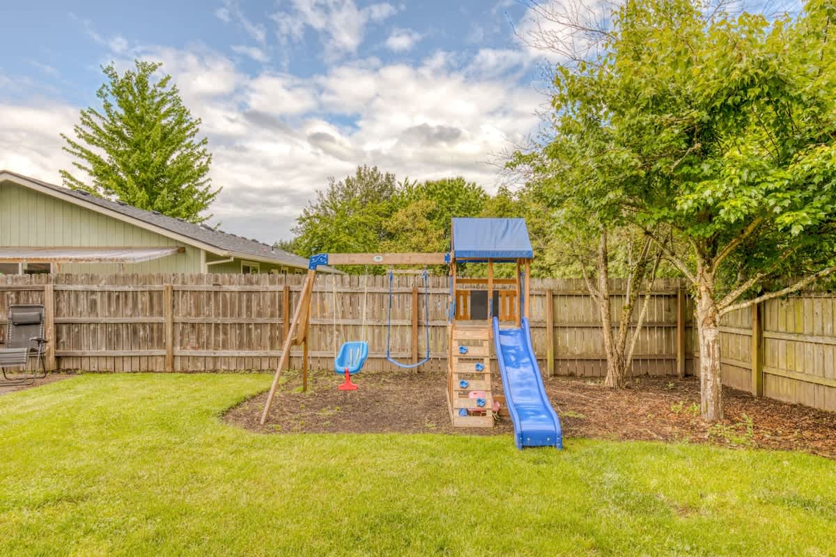 Monmouth Retreat w Hot Tub, Playground & Game Room — photo 4
