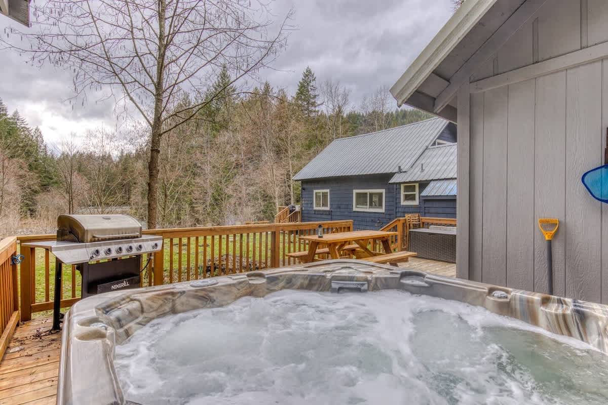 Riverbend Cabin Hot Tub, River Front Dog Friendly — photo 4