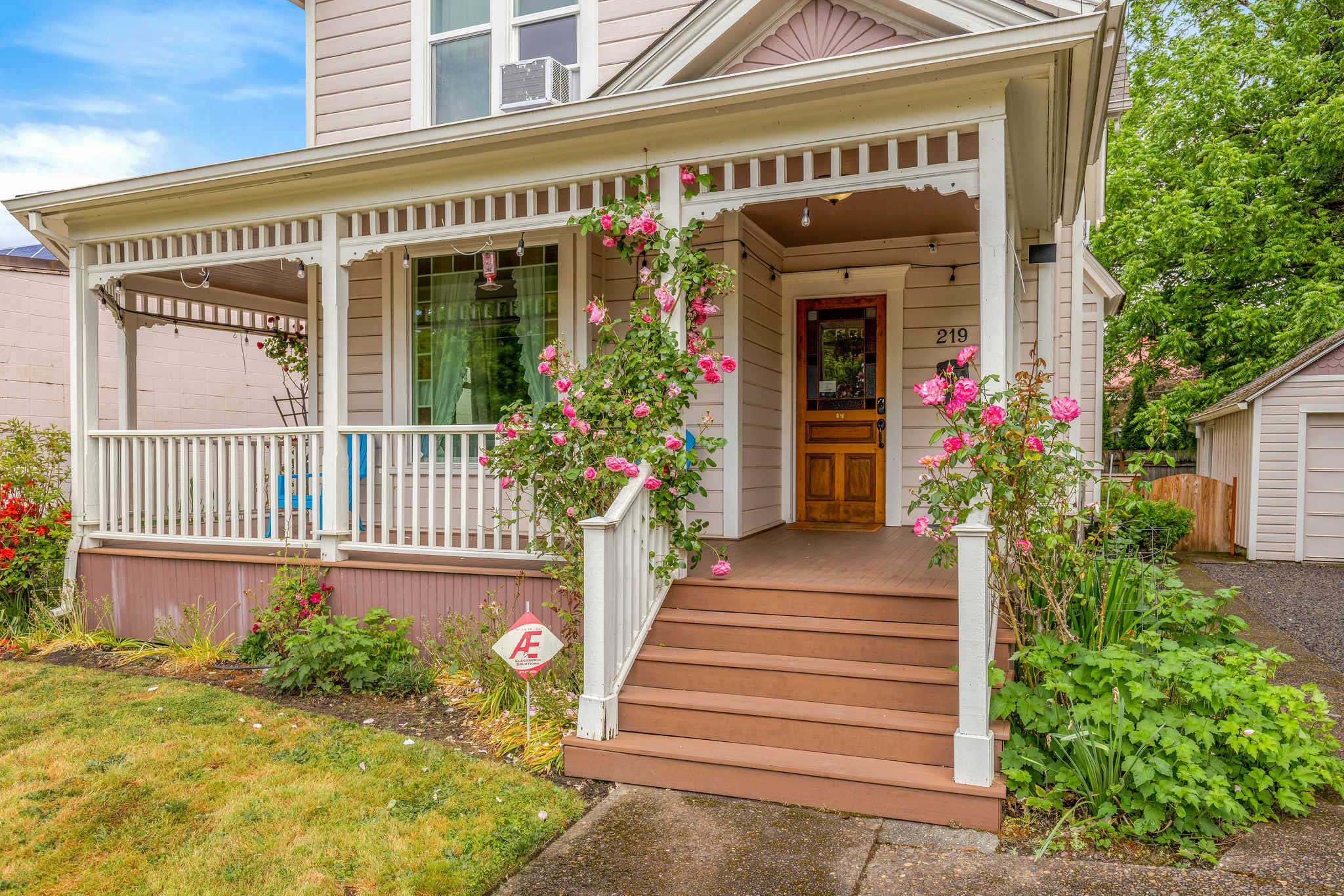 The Pink House - Walkable Victorian, Pets Welcome — photo 6