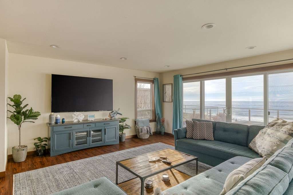 The Salt Life - Oceanfront escape Hot tub — photo 3