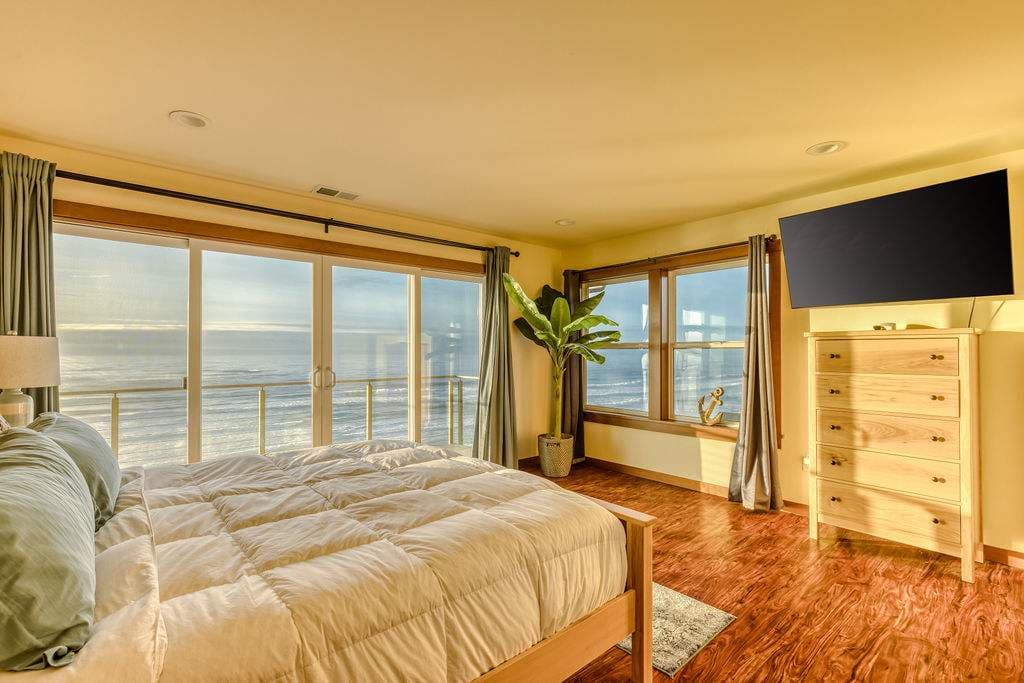 The Salt Life - Oceanfront escape Hot tub — photo 1