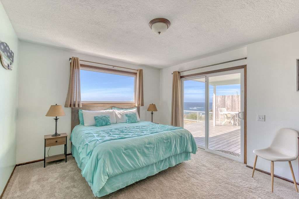 Tranquil Edge Retreat - Truly Oceanfront Hot Tub — photo 4