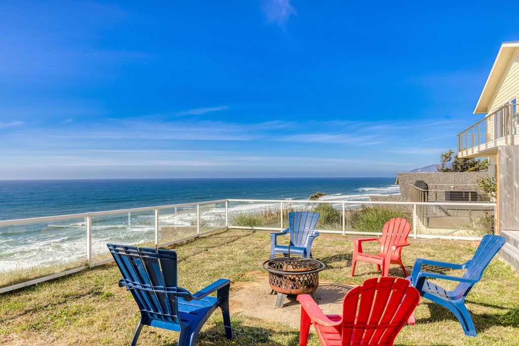 Tranquil Edge Retreat - Truly Oceanfront Hot Tub — photo 2