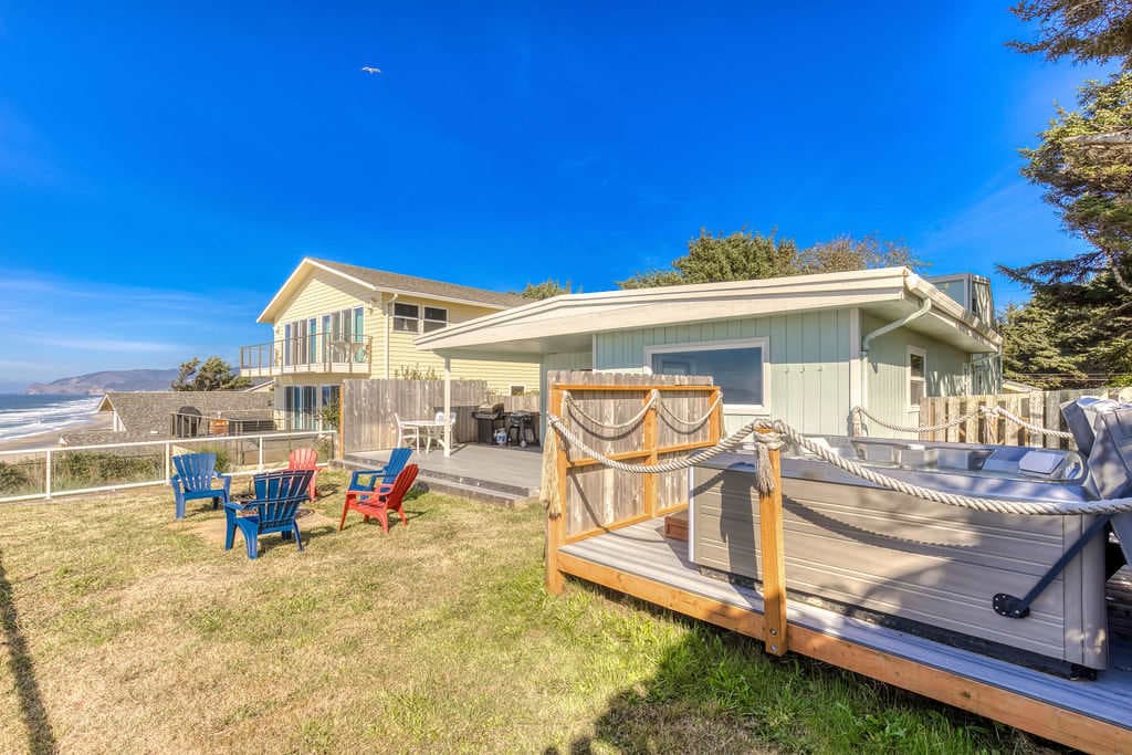 Tranquil Edge Retreat - Truly Oceanfront Hot Tub — photo 7