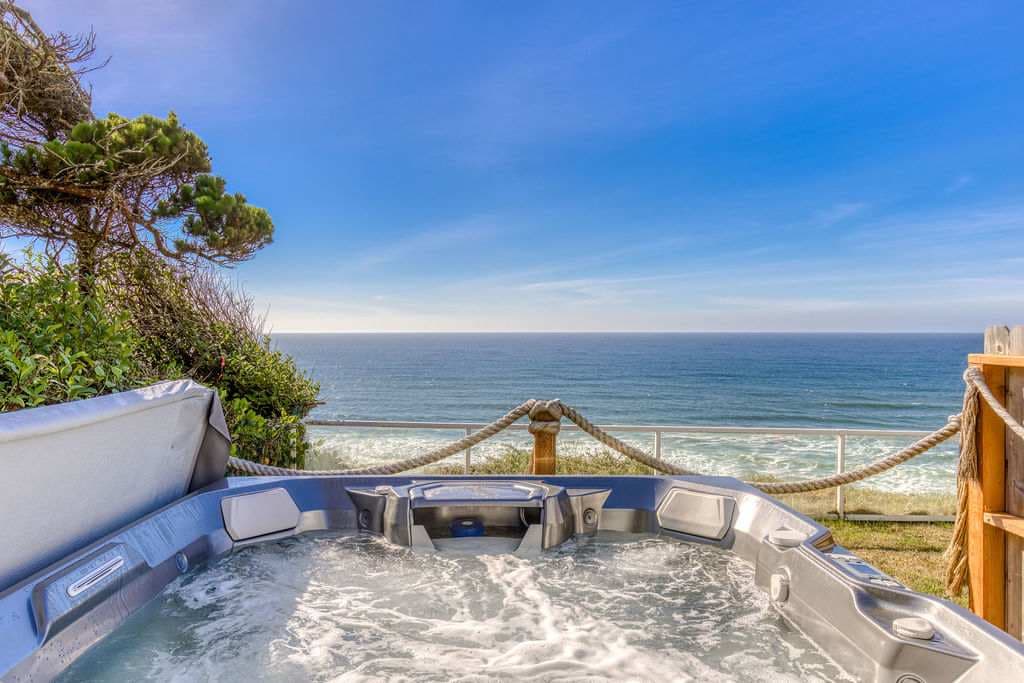 Tranquil Edge Retreat - Truly Oceanfront Hot Tub — photo 2