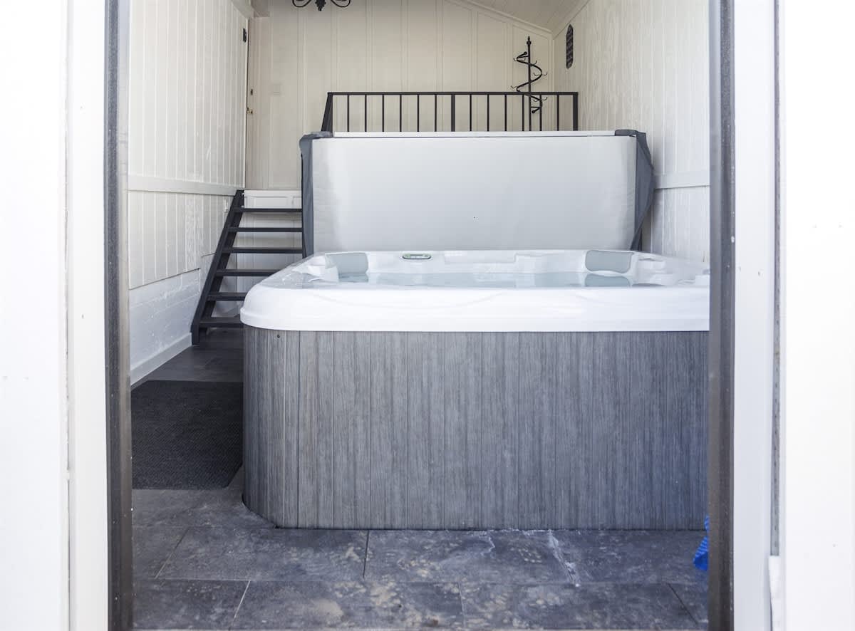 Vintage Terrace: Historic Charm Group-Ready HotTub — photo 5