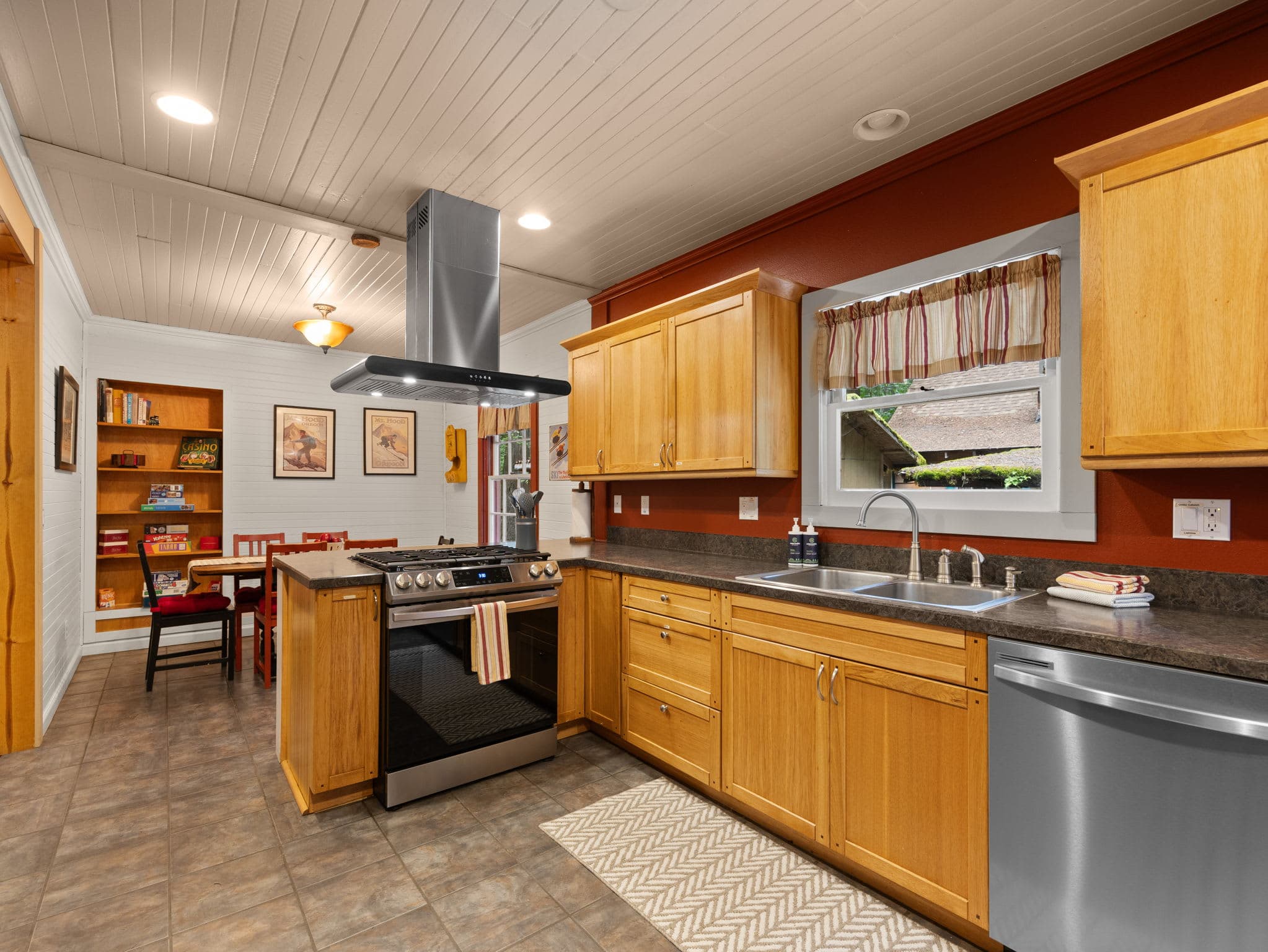 Whispering Pines: Hot Tub Retreat w Sports Court — photo 7