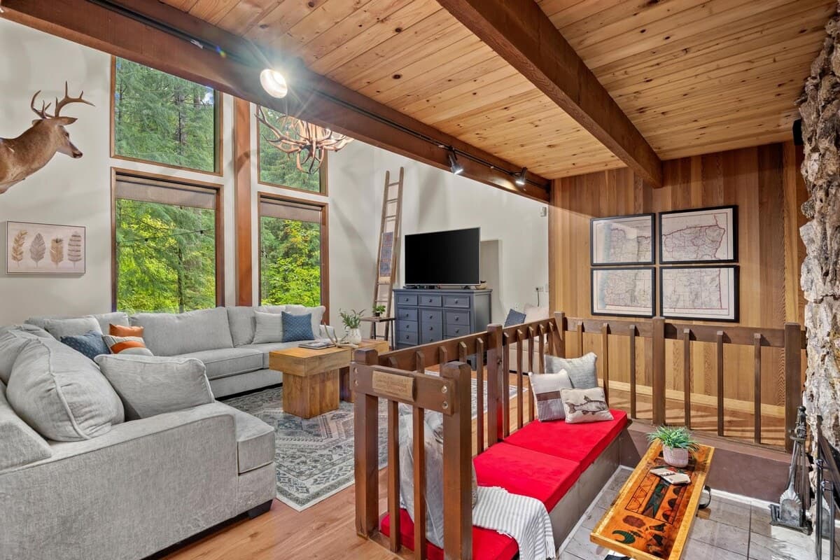 ZigZag Basecamp: Indoor Hot Tub, Forest Views — photo 6