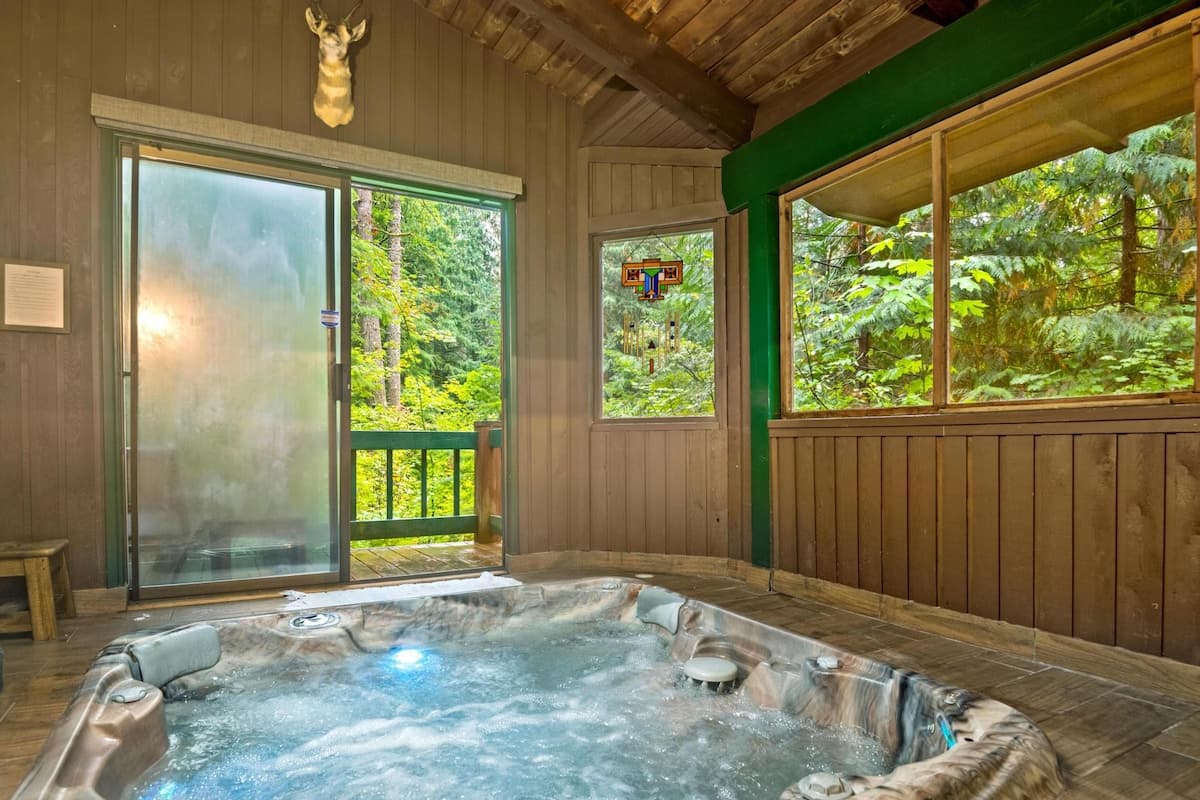 ZigZag Basecamp: Indoor Hot Tub, Forest Views — photo 2