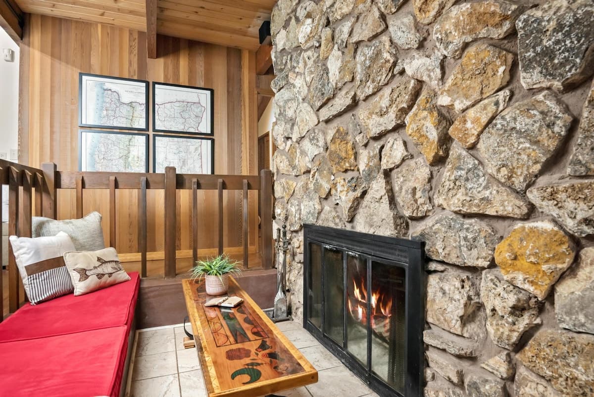 ZigZag Basecamp: Indoor Hot Tub, Forest Views — photo 7