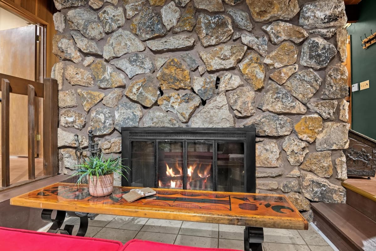 ZigZag Basecamp: Indoor Hot Tub, Forest Views — photo 8
