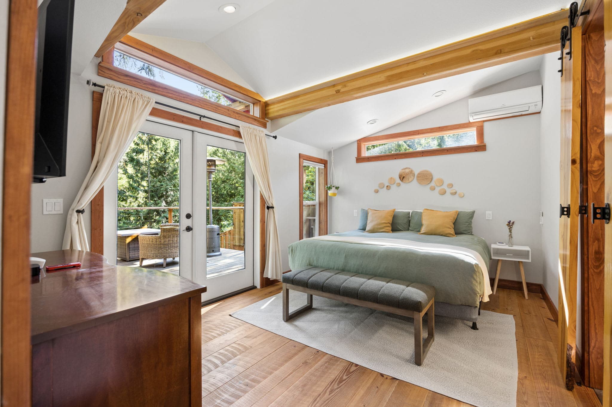 Howard's Hideaway Riverfront Pet Friendly Cabin — photo 3