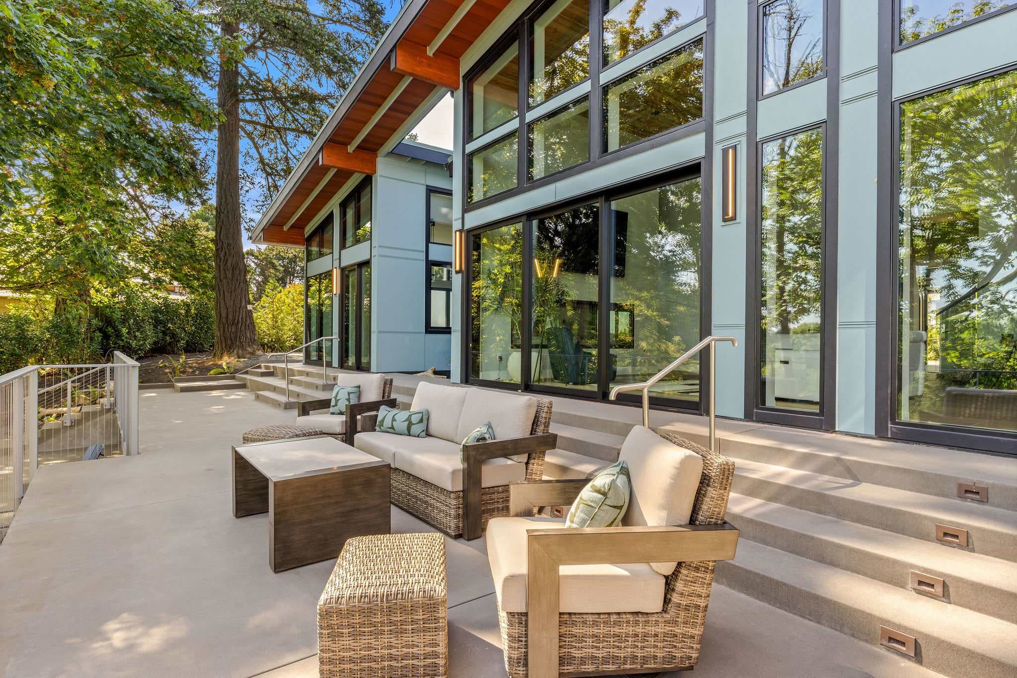 Kingwood - Riverfront Luxury w private trails — photo 3