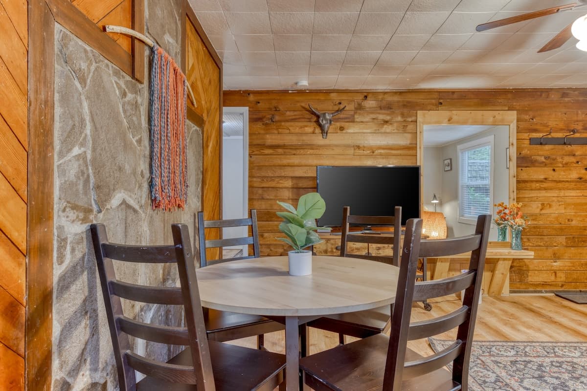 Modern Conveniences, Rustic Charm - Mt Air Unit 12 — photo 8