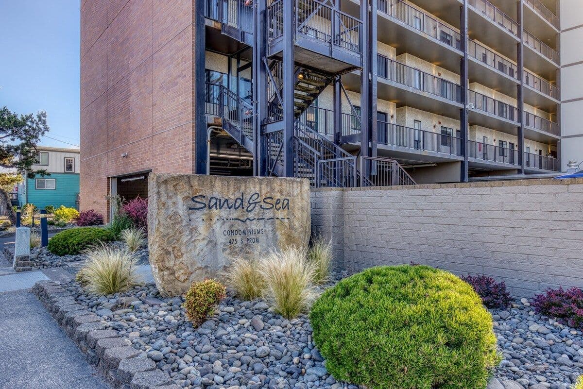 Ultimate Cascadia Getaway Homes That Are Right Next Door